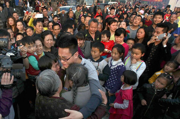 内江4岁男孩被拐 26年后母子终团聚感动全村 